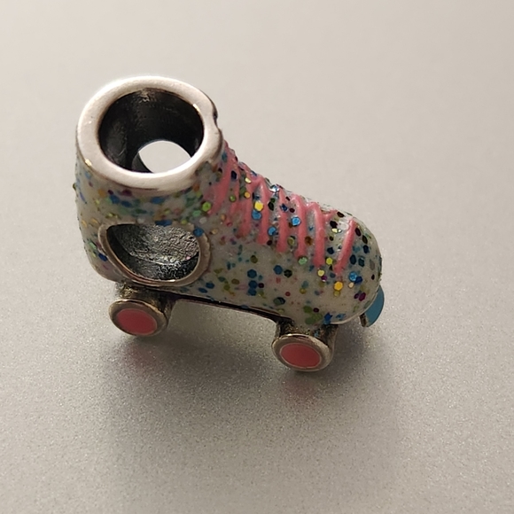 Retro Roller Skate Charm in sterling silver - Picture 5 of 6